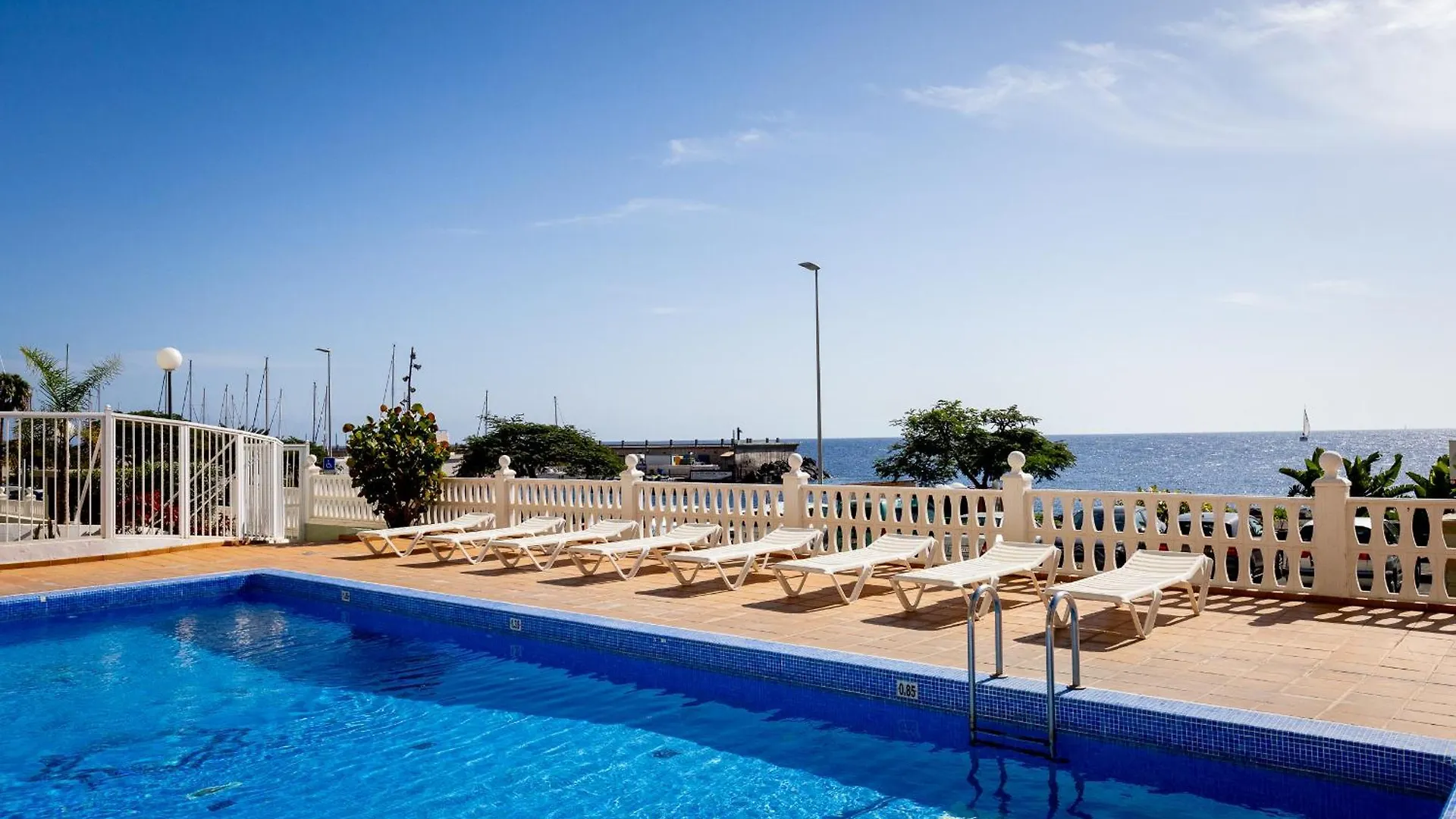 Beachfront With Communal Swimming Pool And Parking Radazul 0*,