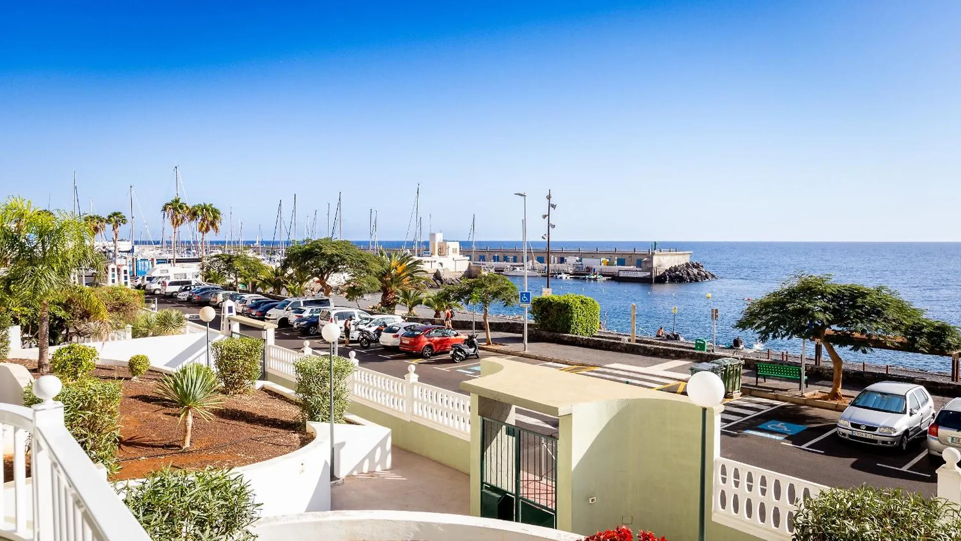 Beachfront With Communal Swimming Pool And Parking Radazul Apartment