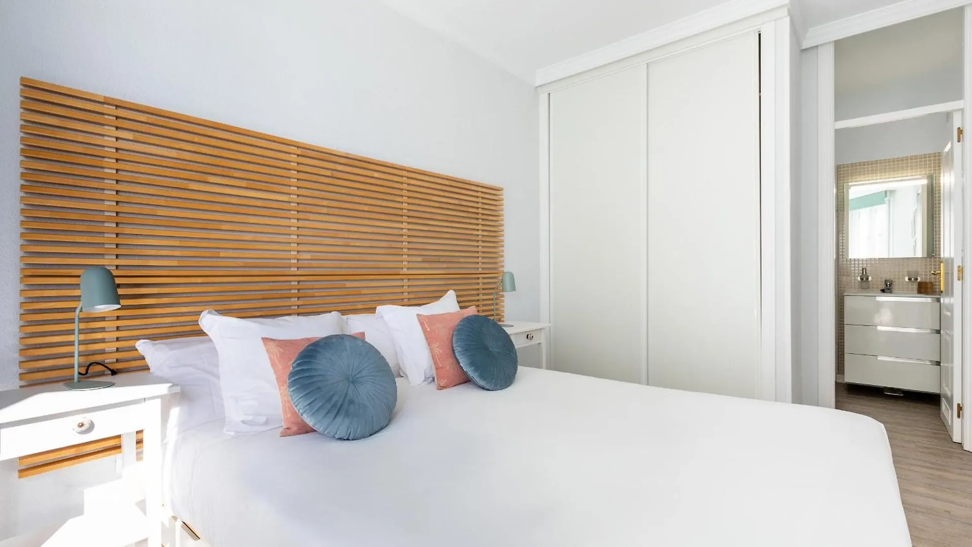 Apartment Beachfront With Communal Swimming Pool And Parking Radazul Spain