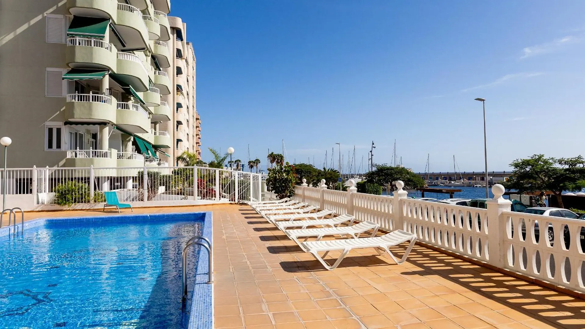 Apartment Beachfront With Communal Swimming Pool And Parking Radazul Spain